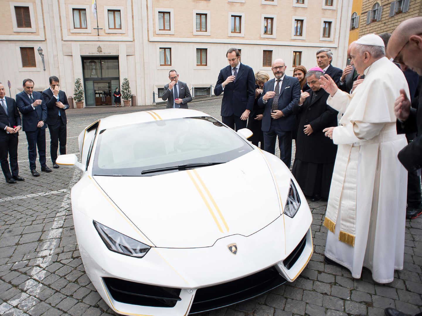 Papst Franziskus will Lamborghini versteigern lassen