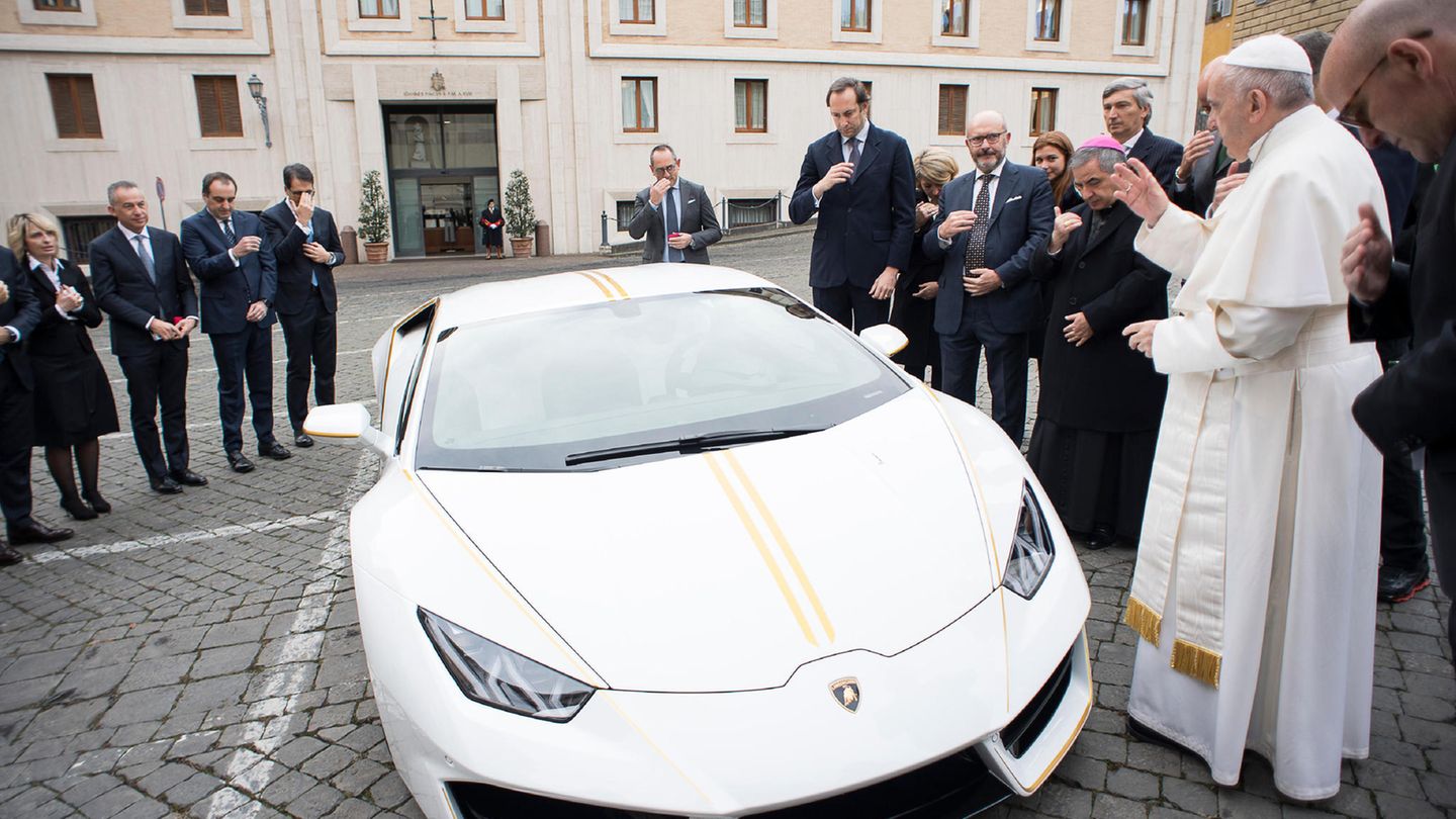 Papst Franziskus segnet den eigens für ihn hergestellten Lamborghini