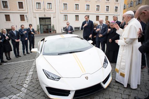 Papst Franziskus segnet den eigens für ihn hergestellten Lamborghini