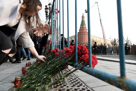 Trauernde legen Blumen für die Opfer des Terroranschlags in St. Petersburg im April 2017 nieder