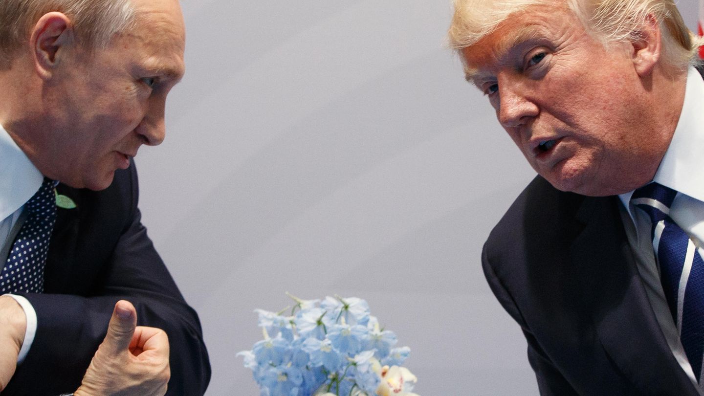 Wladimir Putin und Donald Trump stecken die Köpfe zusammen