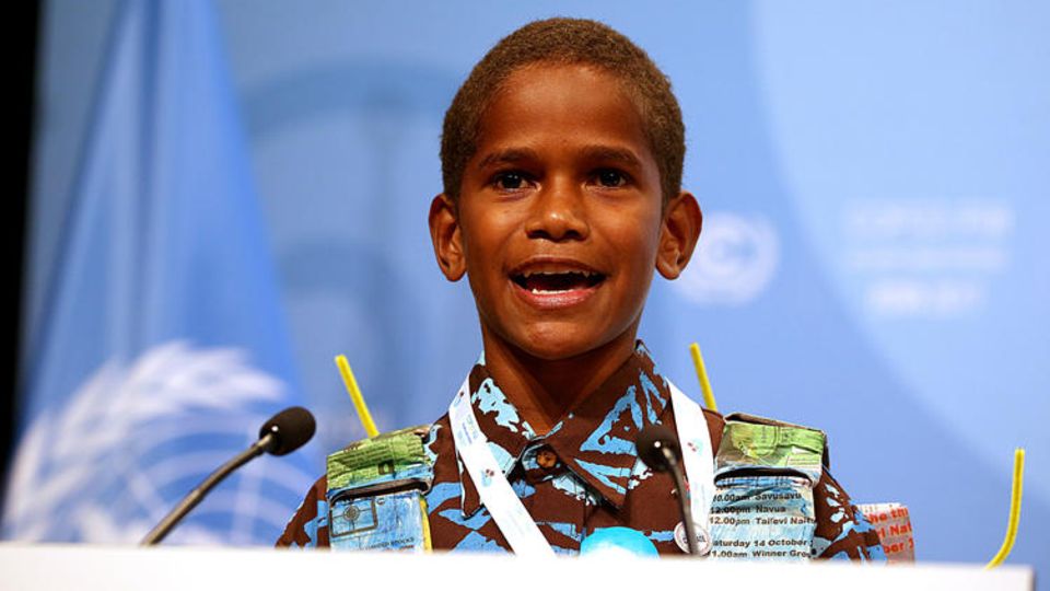 Der 12-jährige Timoci Naulusala spricht vor der Weltklimakonferenz in Bonn
