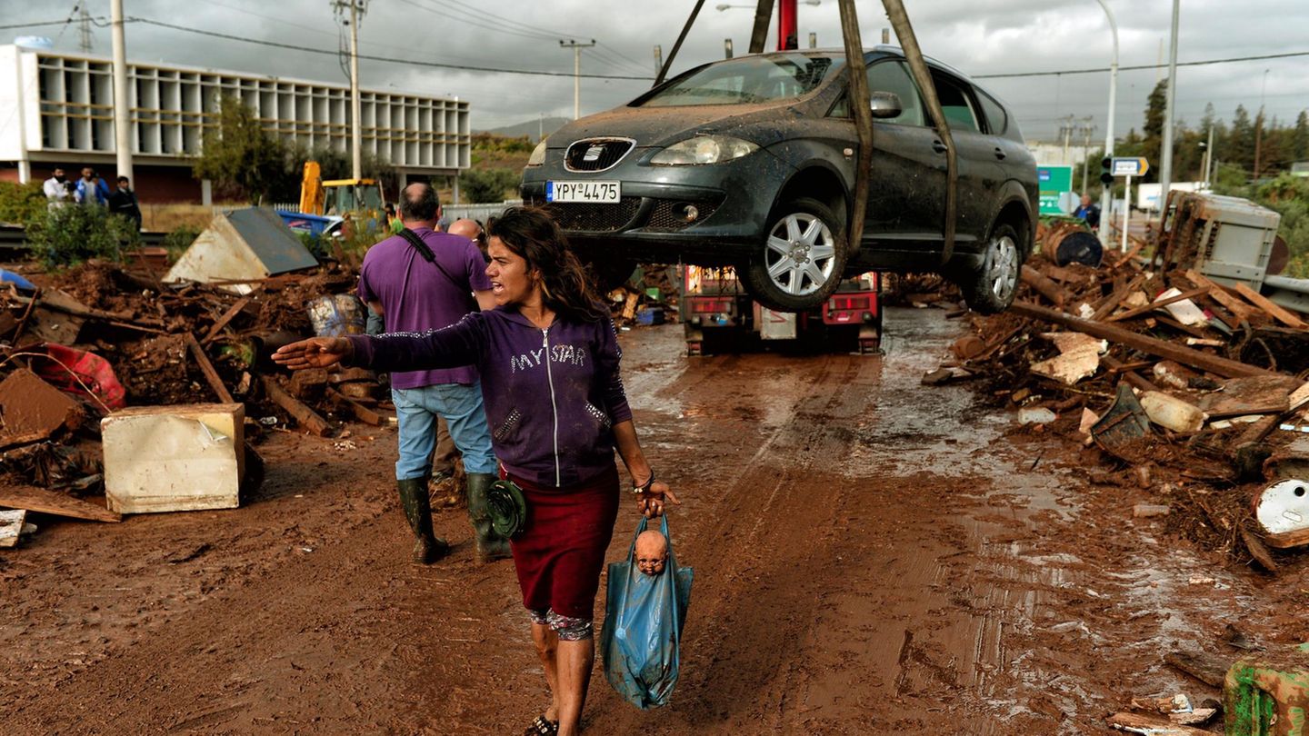 Chaos und Zerstörung nach tagelangen Regenfluten in der griechischen Stadt Mandra