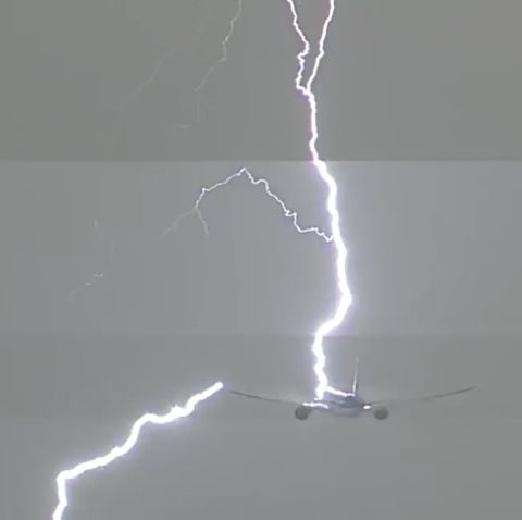 Spektakuläre Aufnahmen: Boeing fliegt durch Sturm - dann schlägt ein gewaltiger Blitz ein