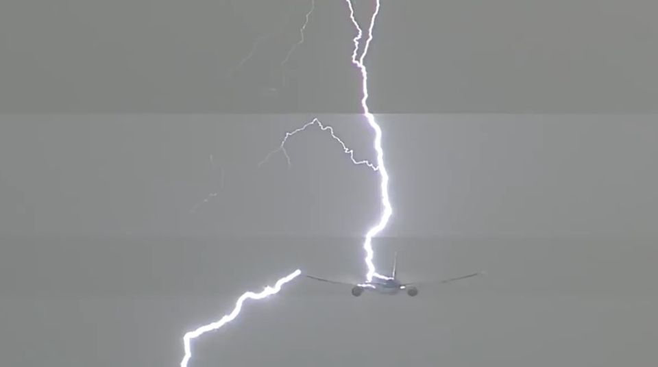 Spektakuläre Aufnahmen: Boeing fliegt durch Sturm - dann schlägt ein gewaltiger Blitz ein Spektakuläre Aufnahmen: Boeing fliegt durch Sturm - dann schlägt ein gewaltiger Blitz ein