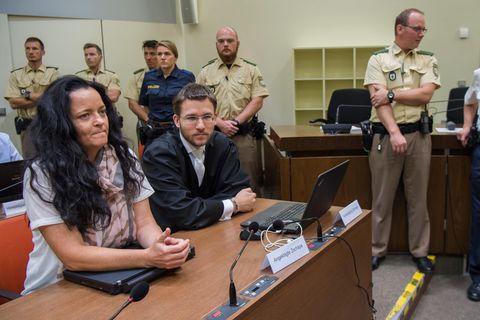 NSU-Prozess: Beate Zschäpe im Oberlandesgericht in München neben ihrem Anwalt Mathias Grasel