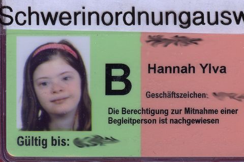 Hannah Ylva hat ihren Ausweis mit den Wort "Schwerinordnungausweis" überklebt