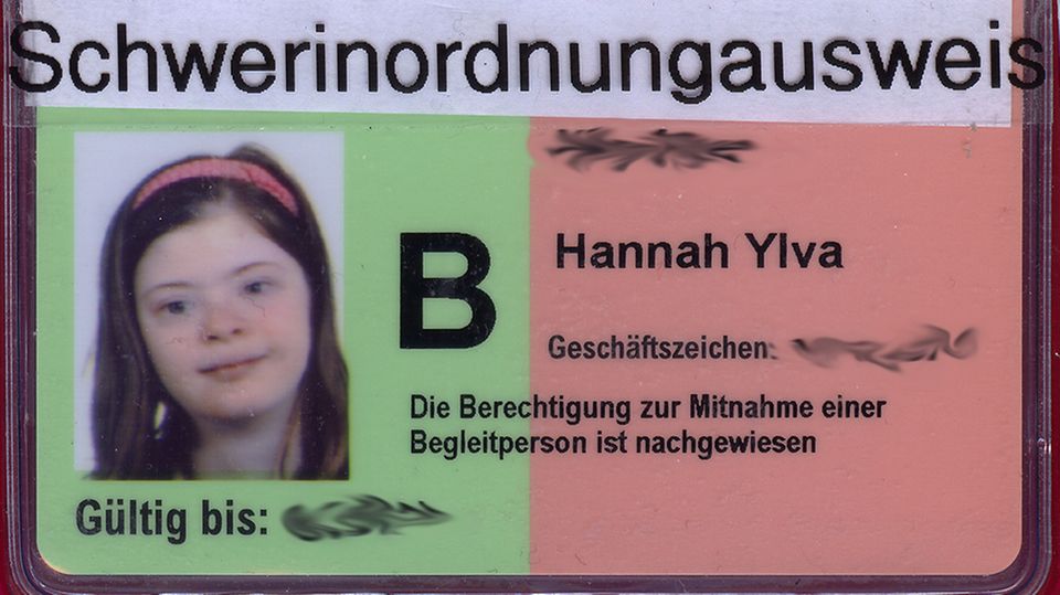 Hannah Ylva hat ihren Ausweis mit den Wort "Schwerinordnungausweis" überklebt