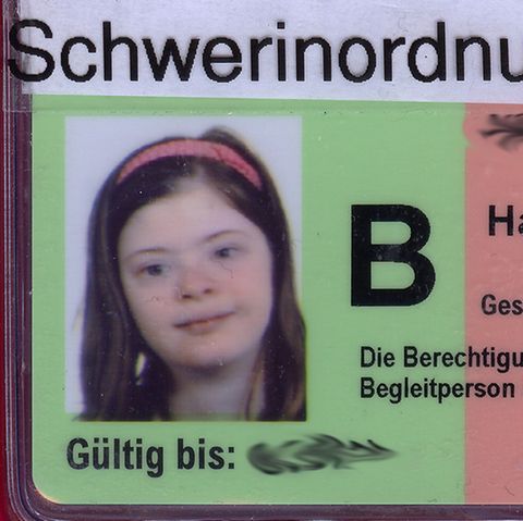 Hannah Ylva hat ihren Ausweis mit den Wort "Schwerinordnungausweis" überklebt