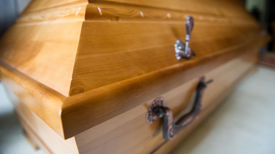 In Berlin sollen drei Ärzte Angehörige von Verstorbenen gegen Bezahlung an ein Bestattungsunternehmen vermittelt haben