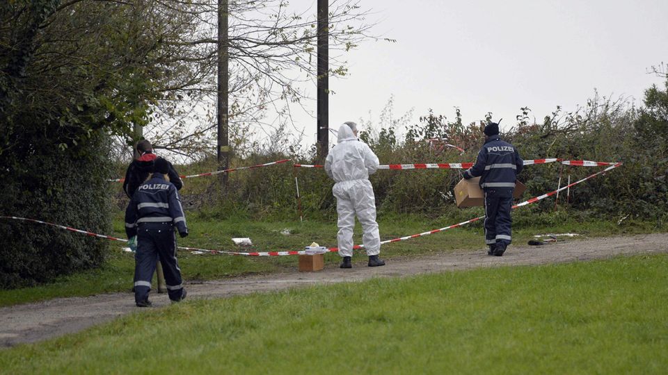 Mitarbeiter der Spurensicherung am Fundort der Leiche in Tamm (Kreis Ludwigsburg) Mitarbeiter der Spurensicherung am Fundort der Leiche in Tamm (Kreis Ludwigsburg)