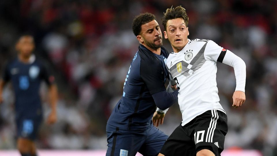 Mesut Özil im spiel gegen England - Deutschland droht bei WM in Russland eine Hammergruppe