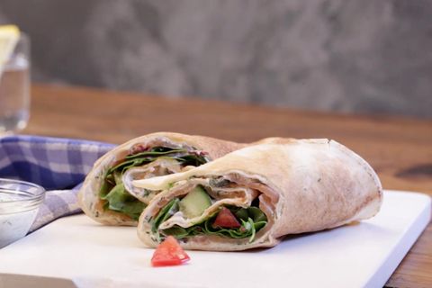 Frische Küche: Wraps mit Lachs und Zitronen-Quark-Dip - die pure Geschmacksexplosion