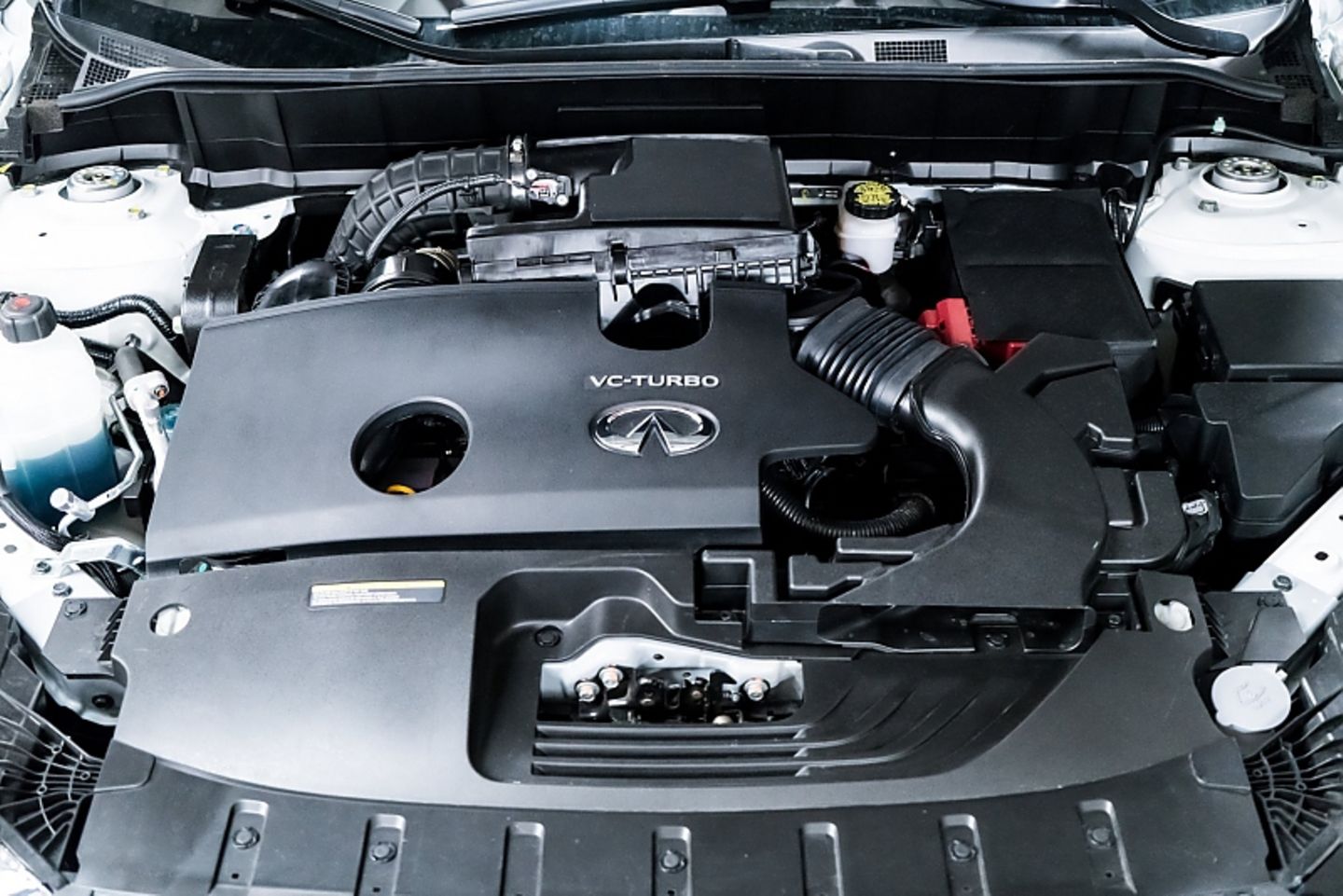 Infiniti QX 50 Prototyp - der aufgeladene Vierzylinder leistet 200 kW / 272 PS und 380 Nm