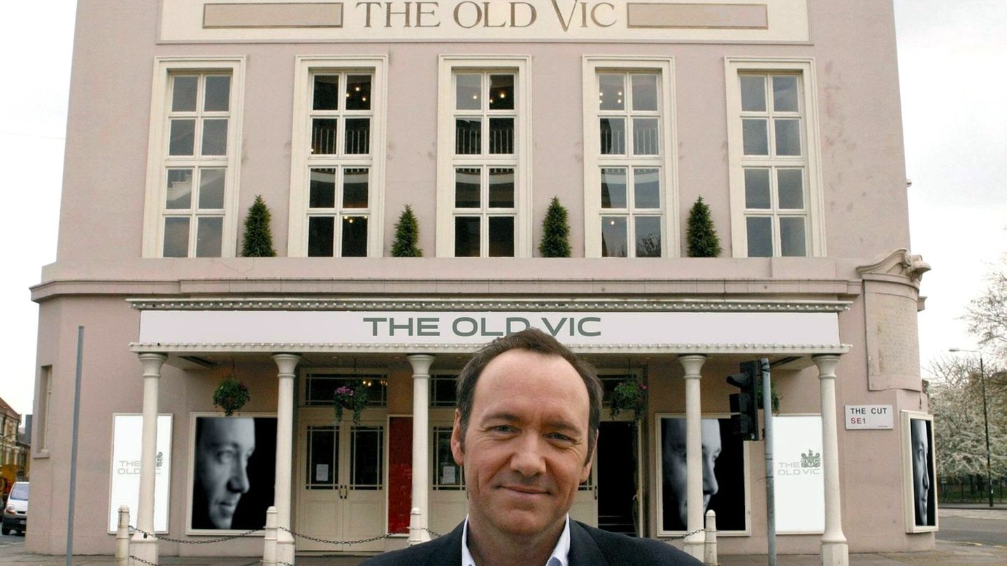 Kevin Spacey vor dem Old Vic in London - Hier soll er 20 Männer sexuell belästigt haben