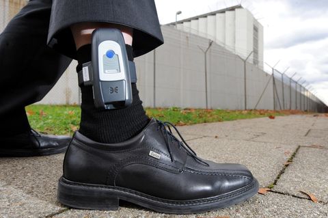 Der islamistische Gefährder ist trotz elektronischer Fußfessel über den Hamburger Flughafen ausgereist (Symbolbild)