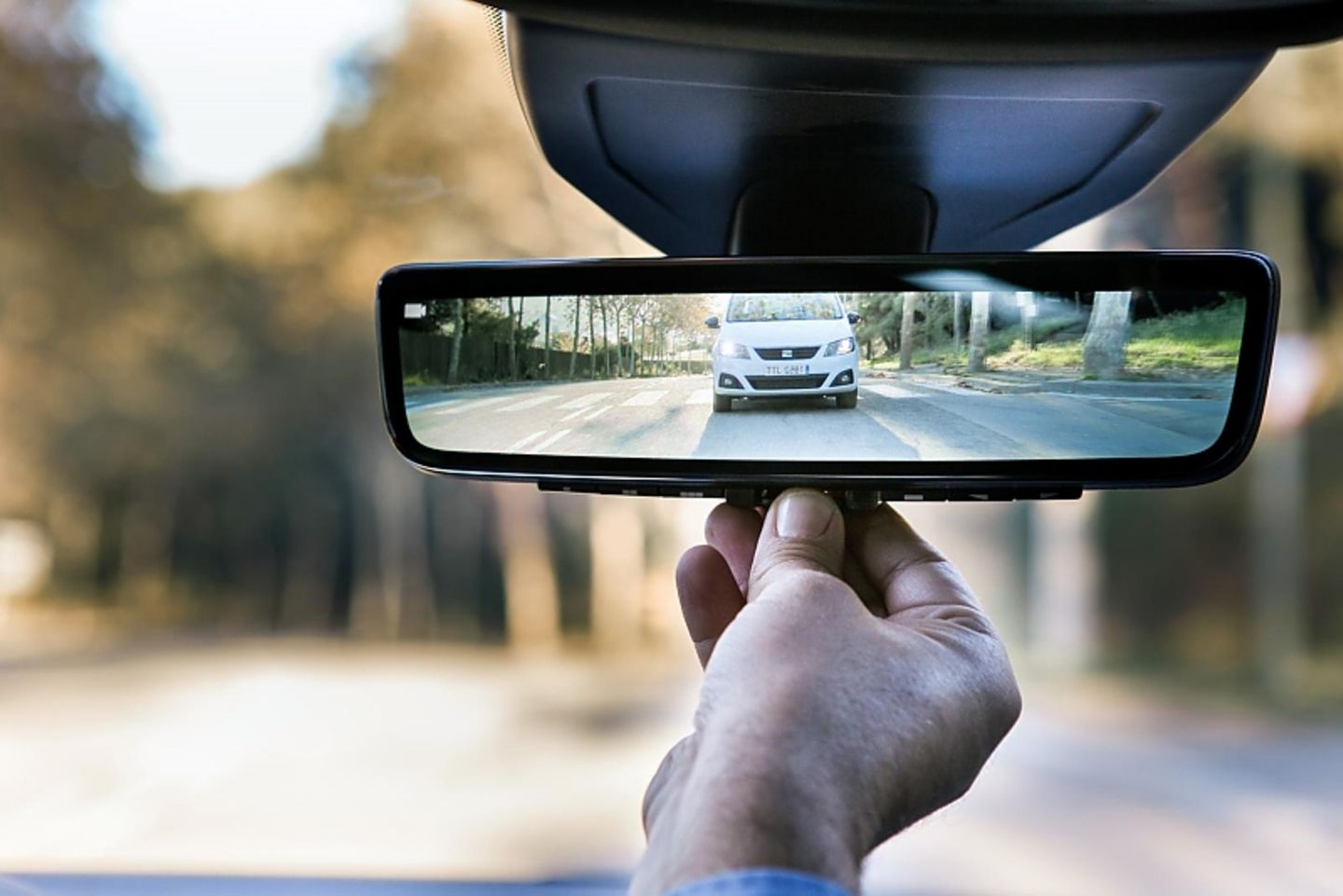 Der Rückspiegel im Seat Leon Cristobal dient als Bildschirm für die Heckkamera