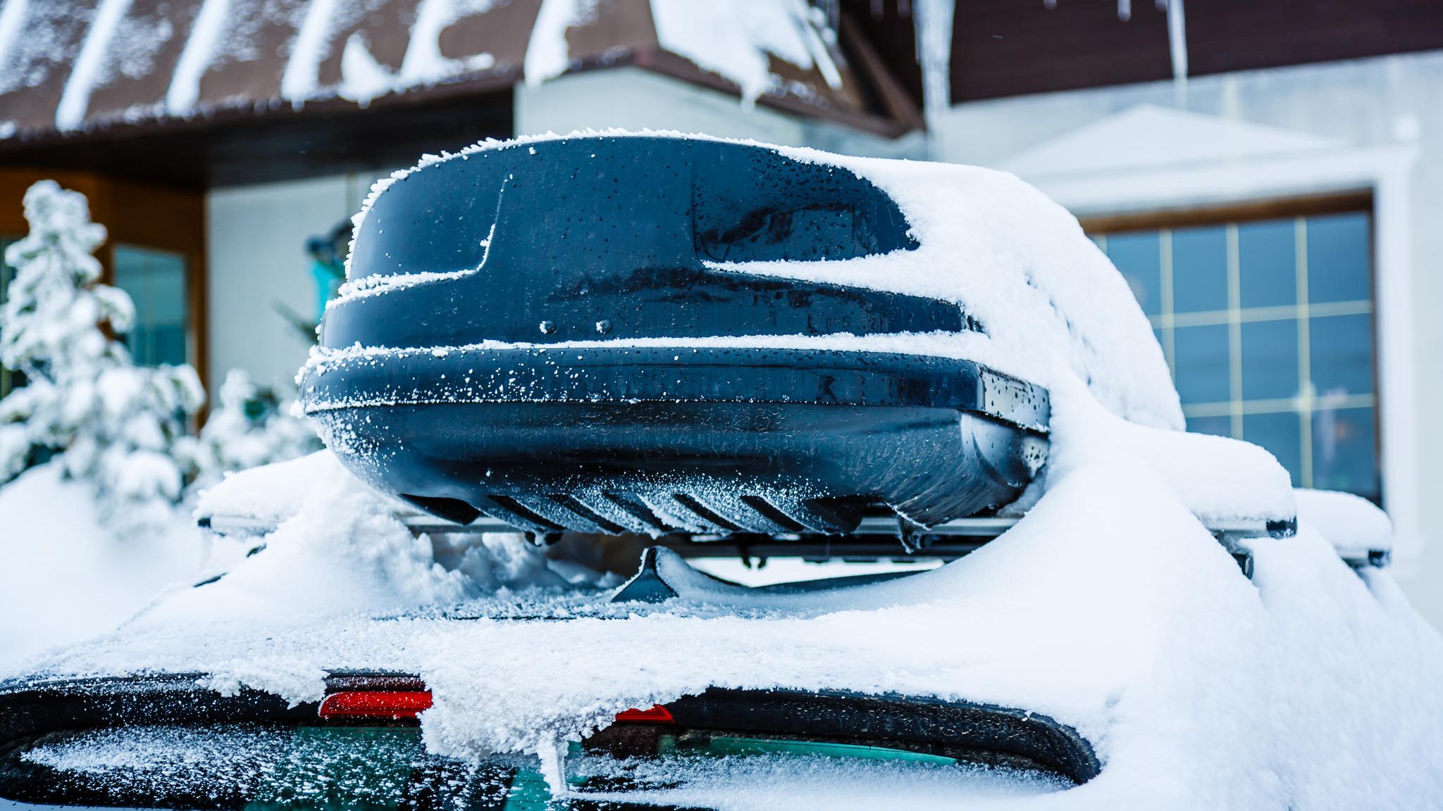 Autofahren mit Schnee auf dem Dach kann 25 Euro kosten