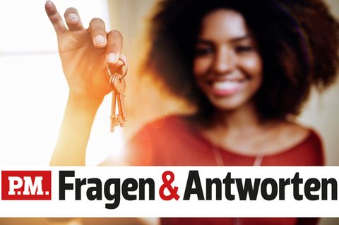 Eine junge Frau freut sich, endlich ihren Schlüssel wiedergefunden zu haben