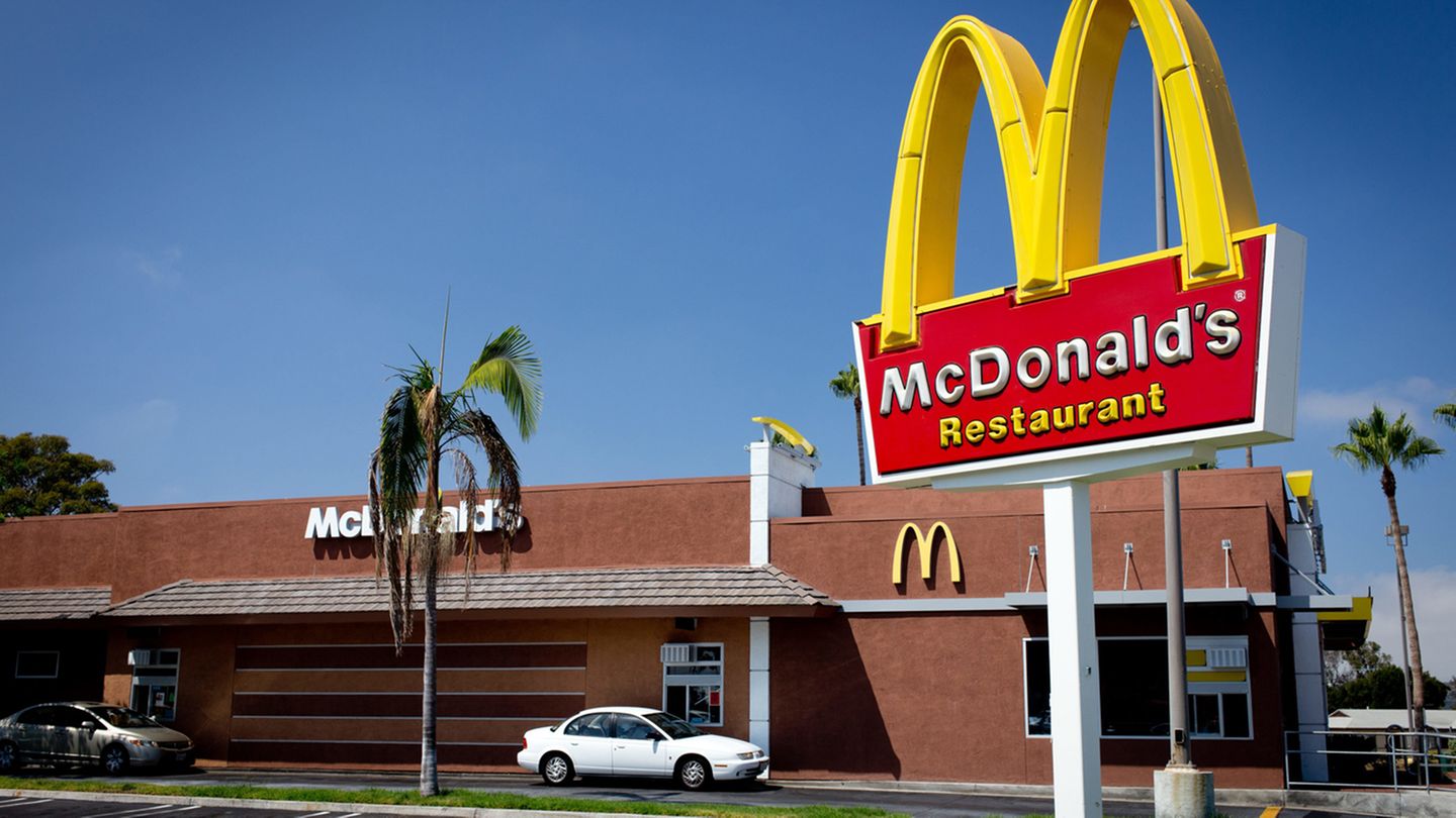 McDonald's-Restaurant mit Drive-Thru-Schalter