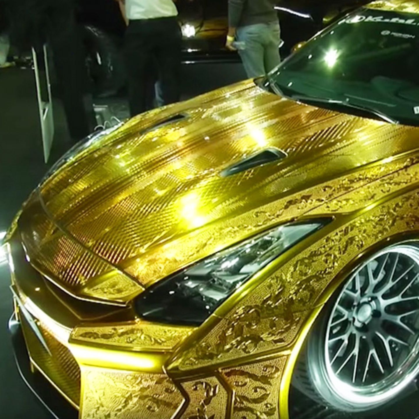Dubai Motor Show: Kuhl Racing Präsentiert Nissan Gt-R Komplett In Gold |  Stern.De