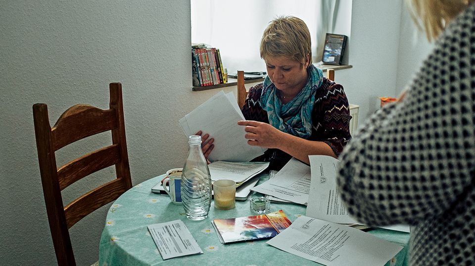 Dortmund-Dorstfeld: Barbara Landowska sammelt in ihrer kargen Ersatzwohnung alle Unterlagen über die Räumung Barbara Landowska sammelt in ihrer kargen Ersatzwohnung alle Unterlagen über die Räumung