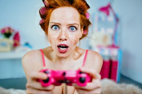 Eine Frau ärgert sich beim Playstation-Spielen