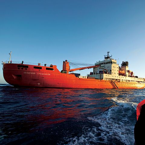 An Bord des Forschungsschiffes "Akademik Trjoschnikow" legten die Wissenschaftler in 89 Tagen 33.565 Kilometer zurück, als sie die Antarktis umrundeten