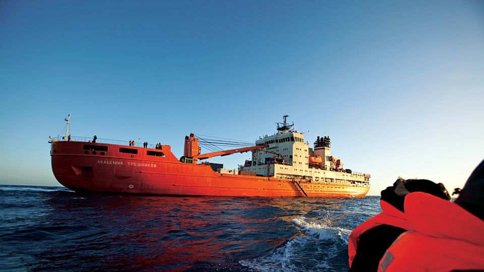 An Bord des Forschungsschiffes "Akademik Trjoschnikow" legten die Wissenschaftler in 89 Tagen 33.565 Kilometer zurück, als sie die Antarktis umrundeten