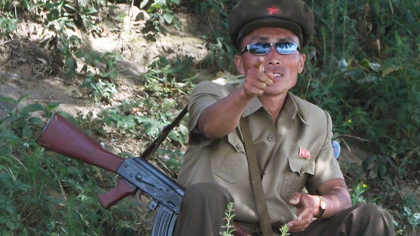Aus Nordkorea gibt es nicht viele Fotos. Dieser Grenzsoldat wurde von der chinesischen Seite aus fotografiert. (Symbolfoto)