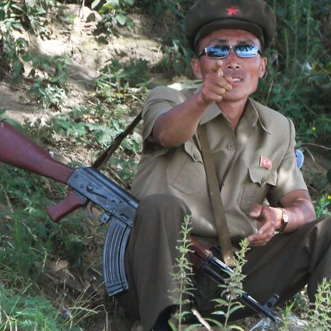 Aus Nordkorea gibt es nicht viele Fotos. Dieser Grenzsoldat wurde von der chinesischen Seite aus fotografiert. (Symbolfoto)