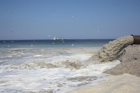 Um bewohnte Ortslagen auf Sylt zu schützen, wird seit 1972 Sand aufgespült zum Schutz vor Stürmen