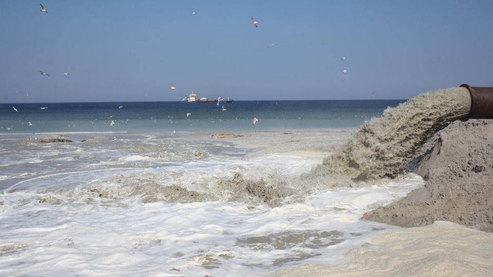 Um bewohnte Ortslagen auf Sylt zu schützen, wird seit 1972 Sand aufgespült zum Schutz vor Stürmen