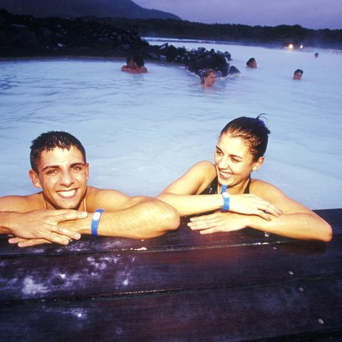 Jugendliche in der Blauen Lagune in Reykjavik, Island