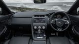Im Cockpit wird die Verwandtschaft zum Range Rover Evoque deutlich