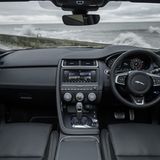 Im Cockpit wird die Verwandtschaft zum Range Rover Evoque deutlich