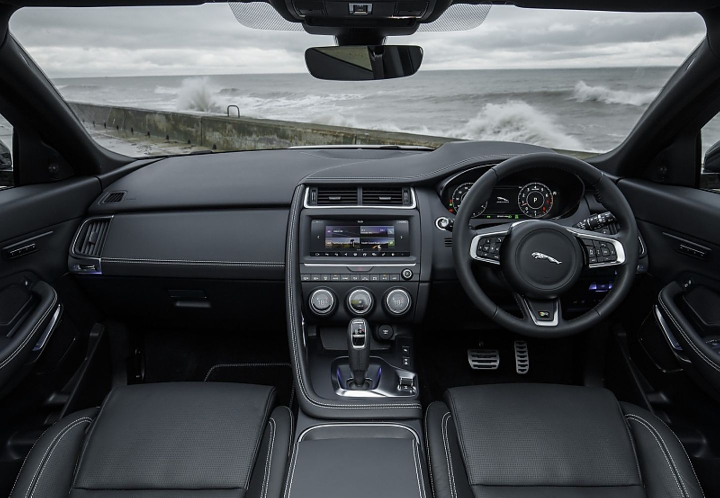 Im Cockpit wird die Verwandtschaft zum Range Rover Evoque deutlich