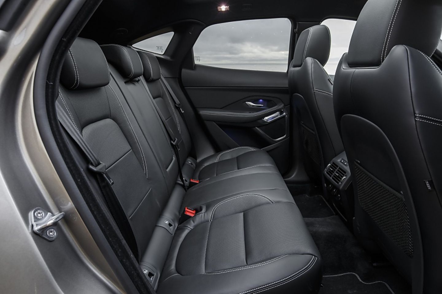Auch hinten ist im E-Pace Platz