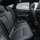 Auch hinten ist im E-Pace Platz