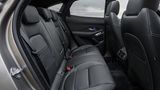 Auch hinten ist im E-Pace Platz
