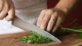 Schärfen Sie Messer mit Keramikteller  Ist Ihr Messer stumpf - und Sie haben kein Schleifgerät? Dann nutzen Sie im Notfall die Unterseite eines Keramiktellers und schärfen Sie damit die Klinge des Messer. Besser ist es natürlich, stumpfe Messer zum Schleifer zu bringen.