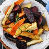 Rösten Sie Gemüse im Ofen, aber wenden Sie es nicht    Erhitzen Sie vorab die Pfanne oder das Blech. Die Fläche ist damit heiß, das Gemüse wird von allen Seiten gleichmäßig gegrillt und Sie müssen es nicht mehr wenden. So verhindern Sie, dass das Gemüse beim Wenden auseinander fällt.