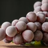 Kühlen Sie warmen Wein mit gefrorenen Trauben  Schließlich möchten Sie nicht, dass Ihr Wein verwässert. Geben Sie daher gefrorene Trauben oder Beeren ins Glas. 