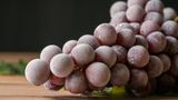 Kühlen Sie warmen Wein mit gefrorenen Trauben  Schließlich möchten Sie nicht, dass Ihr Wein verwässert. Geben Sie daher gefrorene Trauben oder Beeren ins Glas. 