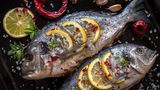 Grillen Sie Fisch auf Zitronen  Sie wollen nicht, dass ihr Fisch von unten anbrennt? Grillen Sie ihn daher auf Zitronen. Zusätzlich verleiht die Zitrusfrucht dem Fisch ein feines Aroma.