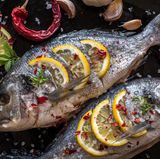 Grillen Sie Fisch auf Zitronen  Sie wollen nicht, dass ihr Fisch von unten anbrennt? Grillen Sie ihn daher auf Zitronen. Zusätzlich verleiht die Zitrusfrucht dem Fisch ein feines Aroma.