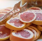 Pressen Sie Zitrusfrüchte mit einer Zange aus  Sie haben keinen Entsafter? Dann pressen Sie die Zitrusfrucht von jeder Seite mit einer Zange aus.