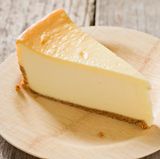 Schneiden Sie Weiches mit Zahnseide  Um ein gleichmäßiges Stück Käsekuchen zu erhalten, nehmen Sie kein Messer, sondern Zahnseide. Natürlich unparfümierte. So können Sie weiche Lebensmittel perfekt schneiden.