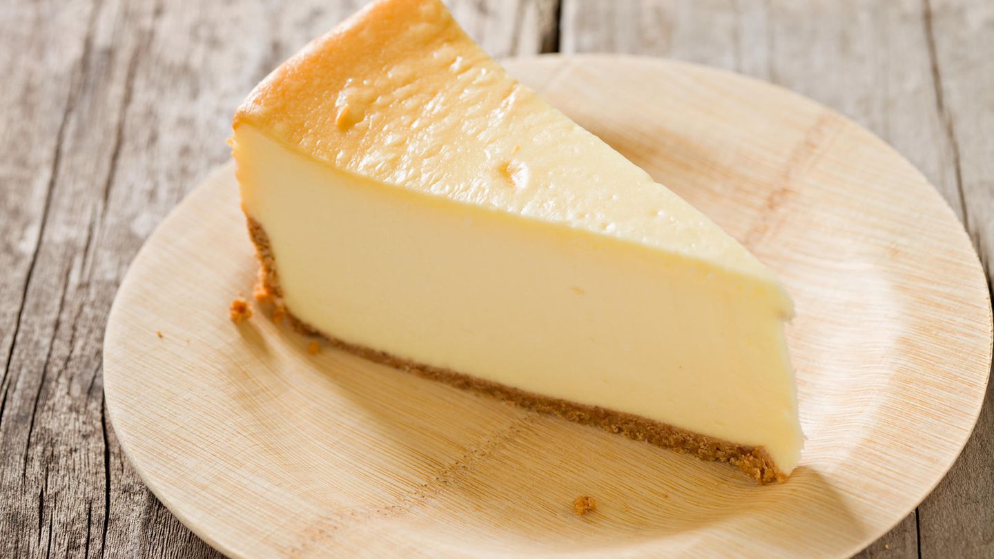 Schneiden Sie Weiches mit Zahnseide  Um ein gleichmäßiges Stück Käsekuchen zu erhalten, nehmen Sie kein Messer, sondern Zahnseide. Natürlich unparfümierte. So können Sie weiche Lebensmittel perfekt schneiden.