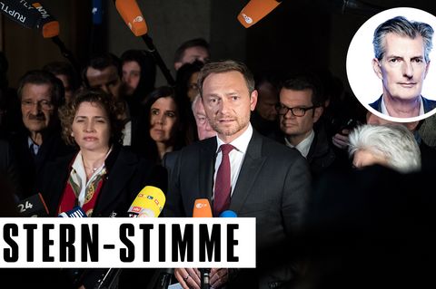 FDP-Chef Christian Lindner gibt - mit Mikros vor und Parteikollegen hinter sich - sein Statement zum Scheitern von Jamaika ab